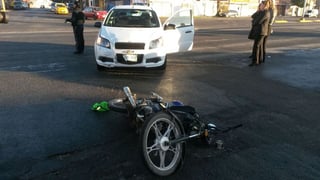 Golpe. El motociclista resultó lesionado y fue auxiliado por los paramédicos.