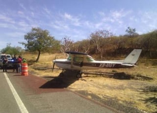 La aeronave con matrícula XB-MGY, que cubría la ruta Chilpancingo-Cuernavaca, aterrizó alrededor de las 10:30 horas, tras sufrir una falla mecánica. (Twitter)