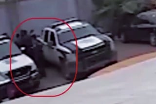 Los agentes someten al chico en un estacionamiento para exigirle el pago de 15 mil pesos para liberarlo. (YOUTUBE)