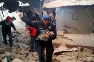 Un agente de la Policía capitalina salvó a un bebé que quedó atrapado entre los escombros tras la explosión en el hospital de Cuajimalpa. (Twitter)