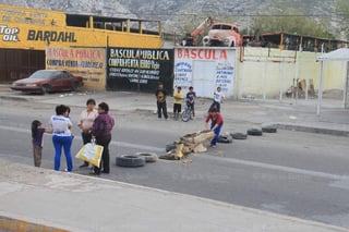 Los inconformes exigían la presencia del alcalde Miguel Ángel Riquelme, ya que aseguraron, los funcionarios del Simas no les hacían caso para solucionar el brote de aguas negras. (El Siglo de Torreón)