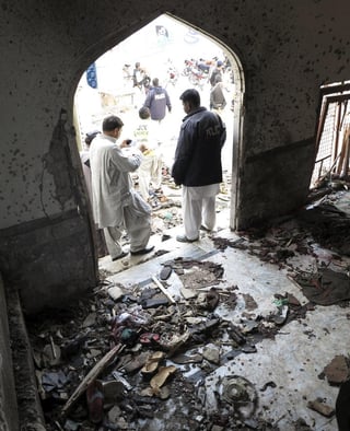 El grupo denominado Jundallah, que se escindió del Tehreek-i-Taliban Pakistan (TTP), se atribuyó la responsabilidad del atentado registrado este viernes en el centro de reunión chiita. (EFE)
