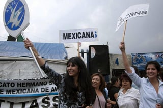 De acuerdo con la resolución de la Corte, el concurso mercantil que declaró a Mexicana de Aviación en quiebra, en abril de 2014, no es impedimento para amparar a los trabajadores, ya que la declaratoria se encuentra suspendida por impugnación. 