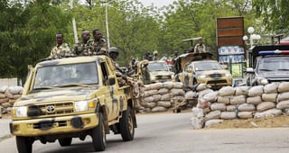 Terror. En la imagen se observa a militares nigerianos en medio de barricadas para combatir al gurpo terrorista Boko Haram.