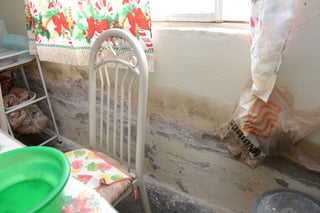Daños. En algunas viviendas, como en la calle Remate de la colonia Hacienda La Merced, la humedad genera daños.