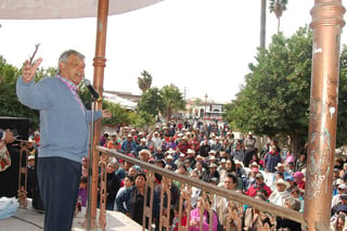 En la Plaza. Del municipio de San Pedro, Obrador se reunió con algunas mil personas, casi todos campesinos.