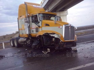 En dicho accidente se vio involucrado un tracto camión de la marca Kenwoth color amarillo, con razón social ALR, número económico 239, con placas del Servicio Público Federal.  (El Siglo de Torreón)