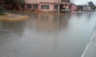 En la colonia Mariano Matamoros desde hace días se originó un brote de aguas negras, el cual se agudizó con las lluvias. (El Siglo de Torreón)