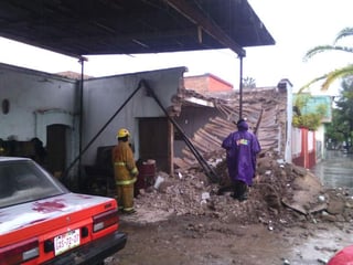 El techo derrumbado era el del primer cuarto, el cual se encuentra deshabitado, mismo que está hecho de maderas. (El Siglo de Torreón)
