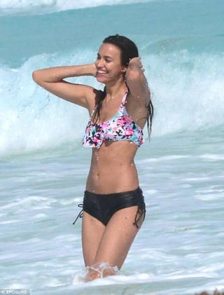 Irina se mostró feliz de disfrutar de las playas mexicanas. (Tomada del sitio DailyMail.co.uk)