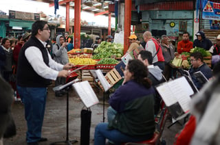 Un éxito. La Banda Sinfónica Municipal de Torreón bajo la dirección del maestro Juan Barrios, se tomó literalmente la mañana de ayer el Mercado Alianza de Torreón con un concierto de música popular.