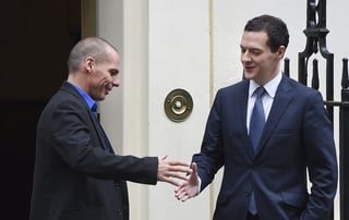 Ven riesgos por deuda. Un frío recibimiento tuvo el gobierno griego en Londres. (EFE)