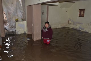 Patrimonio. Con el ingreso del agua a su hogar, los habitantes perdieron algunas pertenencias, otras las lograron rescatar. 