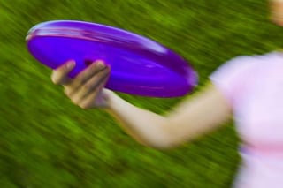 El éxito del frisbee fue tal que se estima que sus inventores vendieron más de 200 millones de ellos. (ARCHIVO)