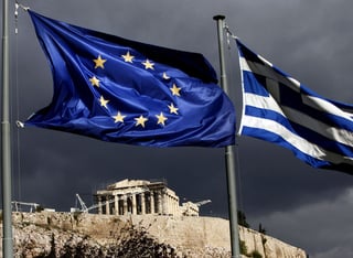Riesgo. Grecia tiene una deuda de 300 mil millones de euros, lo cual pone en peligro el crecimiento de UE si no paga en tiempo. (INTERNET)