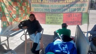 Sandivel Sosa se encuentra frente a la Presidencia Municipal de Torreón y es monitoreada por una enfermera ante cualquier complicación en su salud. (El Siglo de Torreón)