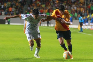 Luis Morales (d), del Morelia, y Diego Wayar, del Strongest, durante el juego de ida de la primera fase en el Estadio Morelos. Morelia buscará avanzar a la Copa Libertadores