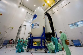 El IXV es un 'verdadero objeto científico al servicio del avance europeo', aseguró poco después del despegue el director del centro espacial de Guayana, Bernard Chemoul. (EFE)