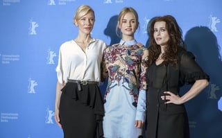 Presentación. La actriz australiana Cate Blanchett (i), y las británicas Helena Bonham Carter (d) y Lily James, posan a su llegada a la presentación de la película Cenicienta.
