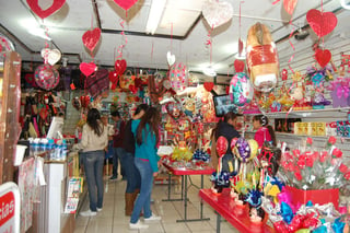 Ventas. Hasta  al mediodía de ayer los estudiantes fueron quienes repuntaron un poco las ventas de San Valentín.