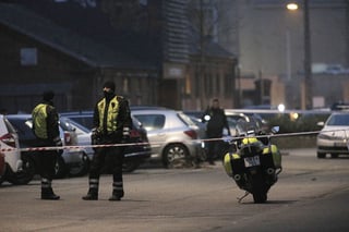 Miedo. Elementos de la policía danesa vigilan el lugar de los hechos en el segundo ataque.