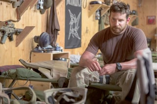 Personaje. Cooper encarna a Chris Kyle, quien entre 1999 y 2009 mató al menos a 150 insurgentes en Irak como miembro de la unidad de élite SEAL de la Marina. (Archivo)