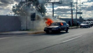 La quema se lleva a cabo a las afueras del edificio Coahuila. (Twitter)