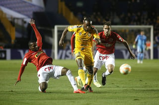 Joffre Guerrón (c), de Tigres, y Benjamín Ubierna, del Juan Aurich, durante el juego de ida de octavos en la Copa Libertadores. Tigres inicia con goleada en Libertadores