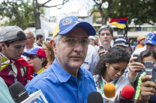 Ledezma se encontraba en su despacho en la Torre EXA en el barrio de El Rosal, en el este de Caracas, cuando funcionarios del Sebin se lo llevaron detenido. (EFE)