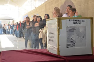 Son un total de 795 trabajadores sindicalizados los que emitieron su voto secreto, en un proceso que se realizó en las instalaciones de Pensiones y ante la presencia del Notario Público Agustín Saldaña. (EL SIGLO DE TORREÓN)