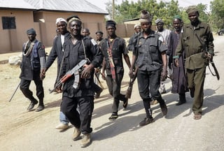 Búsqueda. Un grupo de vigilantes auxilian al ejército nigeriano en la búsqueda de los terroristas islámicos. (Tomada de internet)