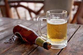 Quienes beben cerveza con moderación tienen hasta un 42 por ciento menos riesgo de sufrir una enfermedad cardíaca. (ARCHIVO)