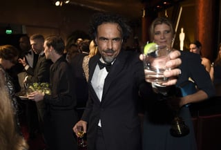 Celebración. Alejandro González Iñárritu asistió al evento de Vanity Fair, donde festejó su triunfo en los Oscar.