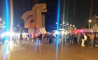 Maestros bloquearon durante media hora el cruce de Bucareli y Paseo de la Reforma para exigir la liberación inmediata de sus compañeros profesores en Guerrero. (Twitter)