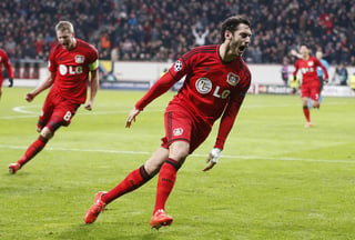 Un gol del centrocampista turco Hakan Calhanoglu a los 57 minutos selló el triunfo del Leverkusen. (AP)