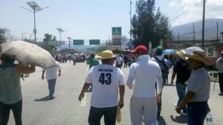 La mañana de este miércoles, los manifestantes partieron hacia la Autopista del Sol, para exigir justicia por la muerte de su compañero Claudio Castillo Peña, de 65 años de edad. (TWITTER)