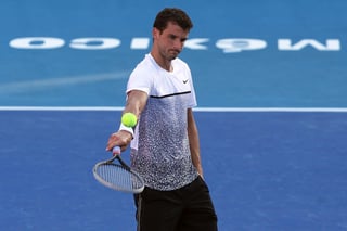 La frustración de Grigor Dimitrov fue más que evidente durante el partido donde azotó una de sus raquetas. (EFE)