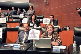 Los senadores del PAN y PRD sacaron carteles con el mensaje: “No queremos un INE partidizado”. (TWITTER)