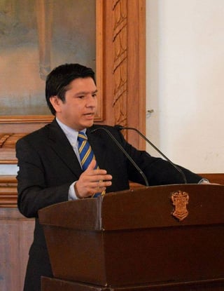 Referente. Francisco Burgoa es especialista en Historia y considera los cambios en la Constitución como un problema delicado. (EL SIGLO DE TORREÓN)