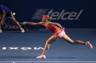 La rusa María Sharapova en acción ante la eslovaca Magdalena Rybarikova, en los cuartos de final del Abierto Mexicano de Tenis de Acapulco. (EFE)