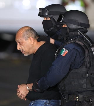 Sin guía.  El líder del cártel de Los Caballeros Templarios Servando Gómez Martínez alias 'La Tuta' es escoltado por agentes de la PF.