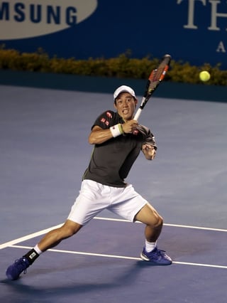 El japonés Kei Nishikori devuelve una bola al sudafricano Kevin Anderson, durante las semifinales del Abierto Mexicano de Tenis de Acapulco. (EFE)