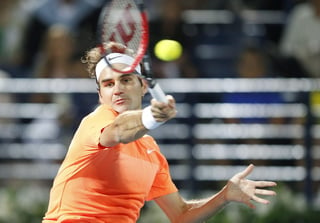 El suizo Roger Federer confirmó su reinado en el Dubai Tennis Championships al cubrirse de gloria por séptima edición, tras imponerse por parciales de 6-3 y 7-5 al serbio Novak Djokovic. (EFE)