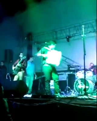 El cantante fue atacado a balazos en pleno concierto en Chihuahua. (YouTube)