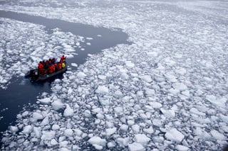 Océano. El agua está licuando el hielo, lo derrite justo donde se encuentra el océano lo que trae consecuencias para todo el planeta, señalan expertos. (AP)