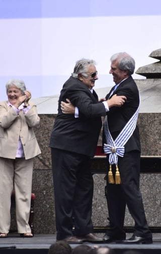 Banda.- El exmandatario José Mujica entrega la banda presidencial a su sucesor, Tabaré Vázquez. (EFE)