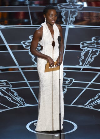 Hurto. La pieza que la actriz mexicokeniana utilizó en la pasada entrega de los Oscar está adornada con seis mil perlas.