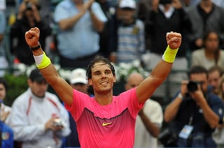 El español Rafael Nadal celebra al ganar el ATP de Buenos Aires tras vencer al argentino Juan Mónaco, en Buenos Aires. Rafael Nadal se queda con el título en Buenos Aires