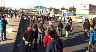 Los manifestantes exigen puentes peatonales y semáforos pues los accidentes son frecuentes en la zona.  (Twitter)
