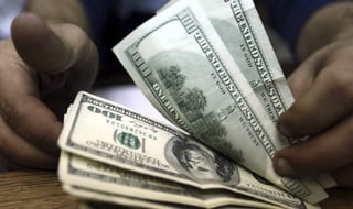 El dólar estadounidense cerró la sesión en un máximo de 15.30 pesos, es decir seis centavos más que el cierre del viernes pasado. (ARCHIVO)